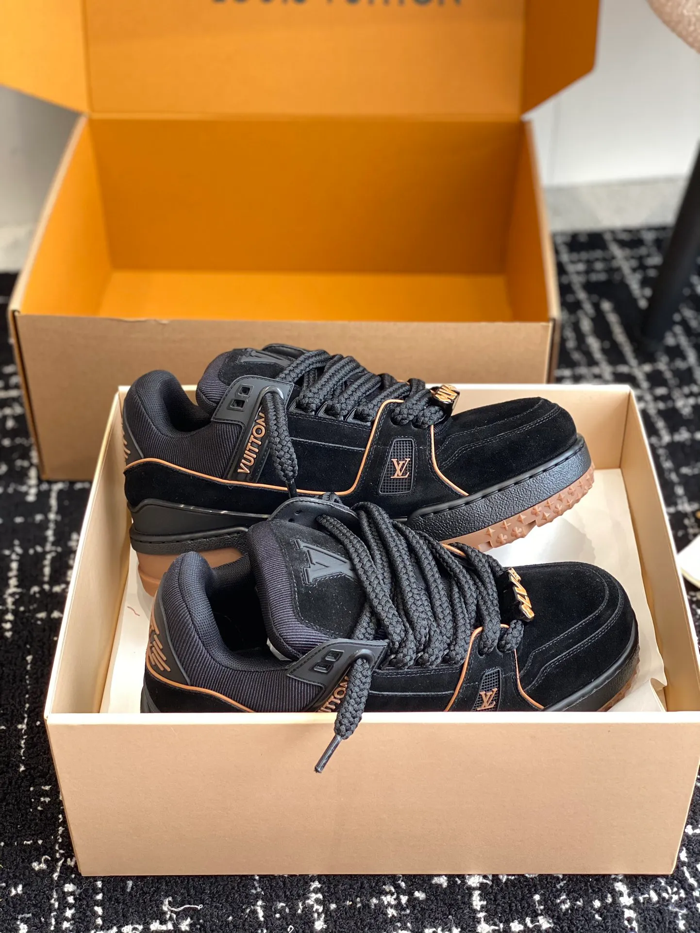 👟👟Ex-factory price 840👟👟 The latest upgraded version of lvtrainer Little Fatty 2023 is the same as the original version. Exclusive mold opening. Market ceiling level. Welcome to compare. At the Louis Vitton 2023 show, the new Trainer was unveiled. The new shoe style did not change much in the upper design, but the shoe shape became wider. Thicker and larger tongues replace the original visual effect. Since the launch of Lanvin bread shoes, this fat shoe style has become more and more popular!  Select imported calfskin/denim splicing/Yangjing material, exclusive molded outsole fasteners, decorative accessories can be removed at will!  Size: #35-45 (⚠️40 for women, 45 for men, customization is non-refundable)